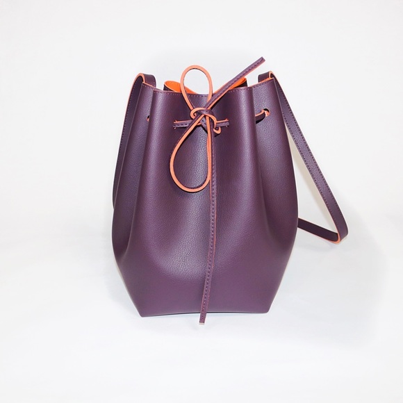 SOLD! ❤️ Bella Bucket Crossbody Bag with Clutch - Picture 2 of 7